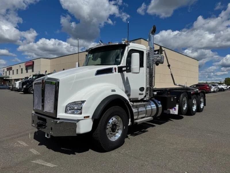 2025 Kenworth T880