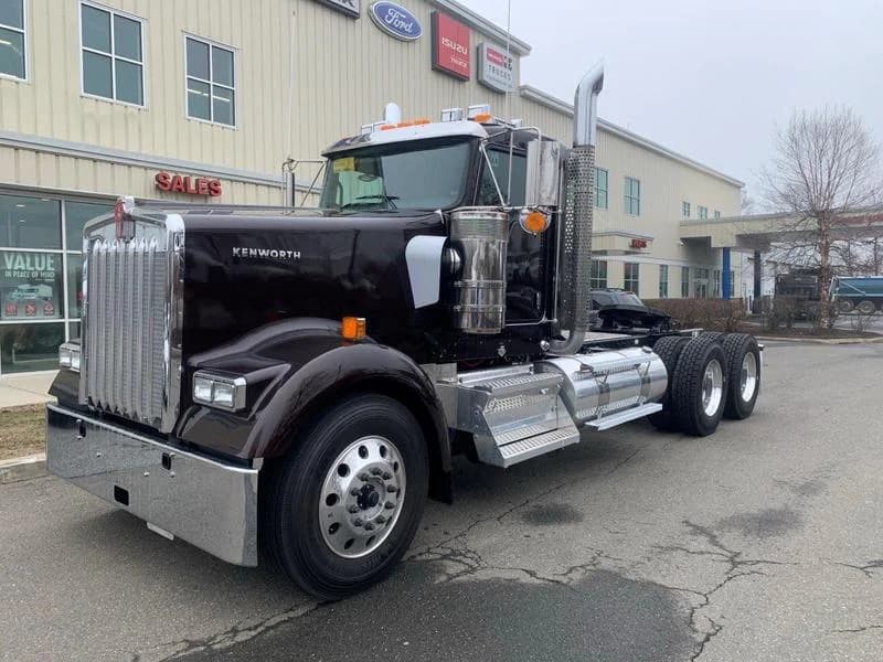2025 Kenworth W900