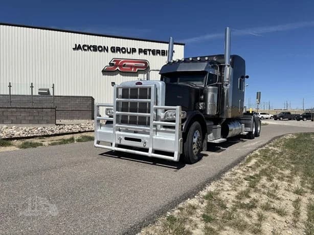 2023 Peterbilt 389