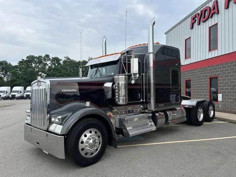 2023 Kenworth W900