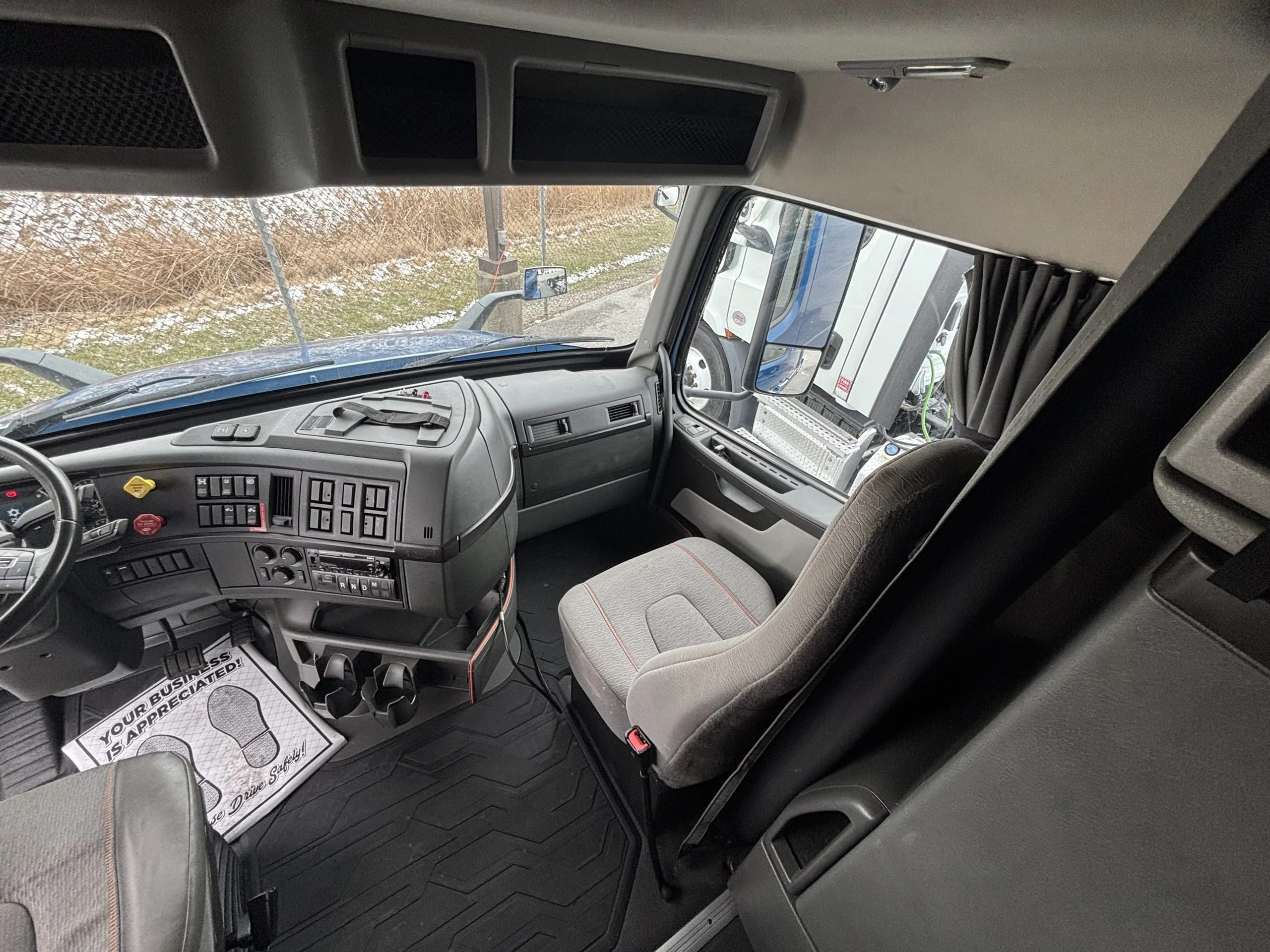 2023 Volvo VNR 640