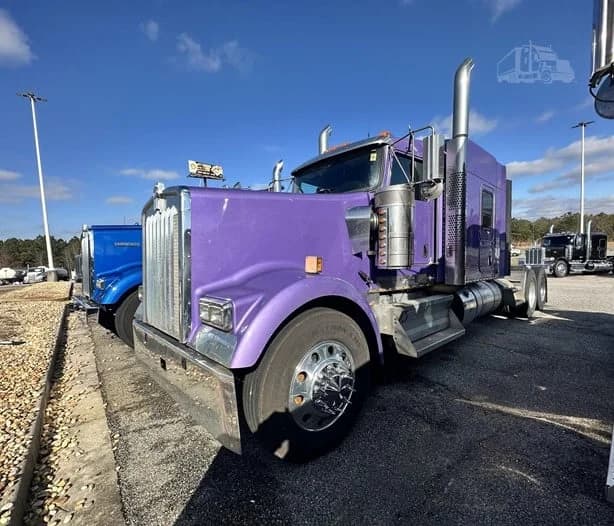 2023 Kenworth W900