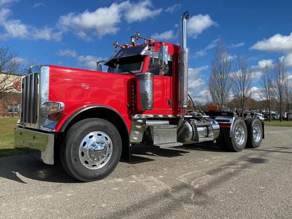 2023 Peterbilt 389