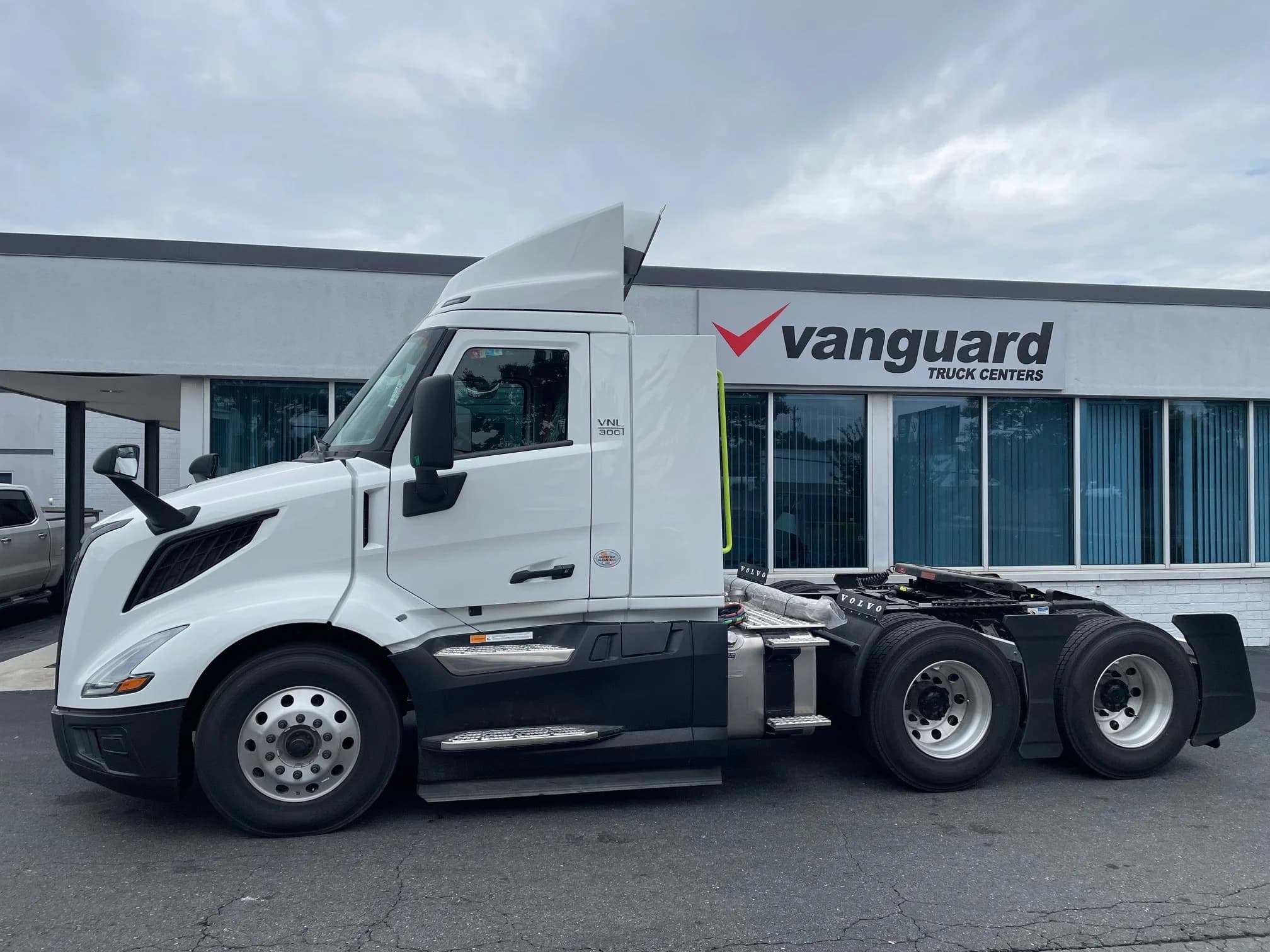 2025 Volvo VNL 300