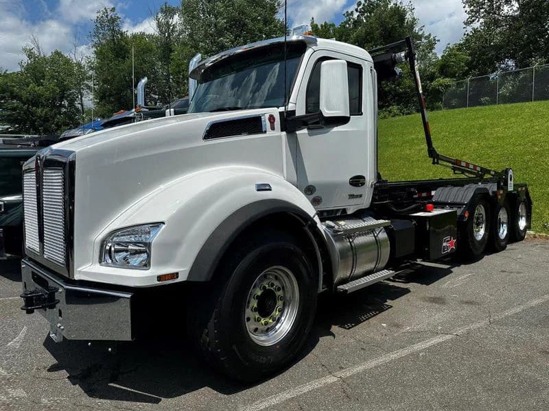 2025 Kenworth T880