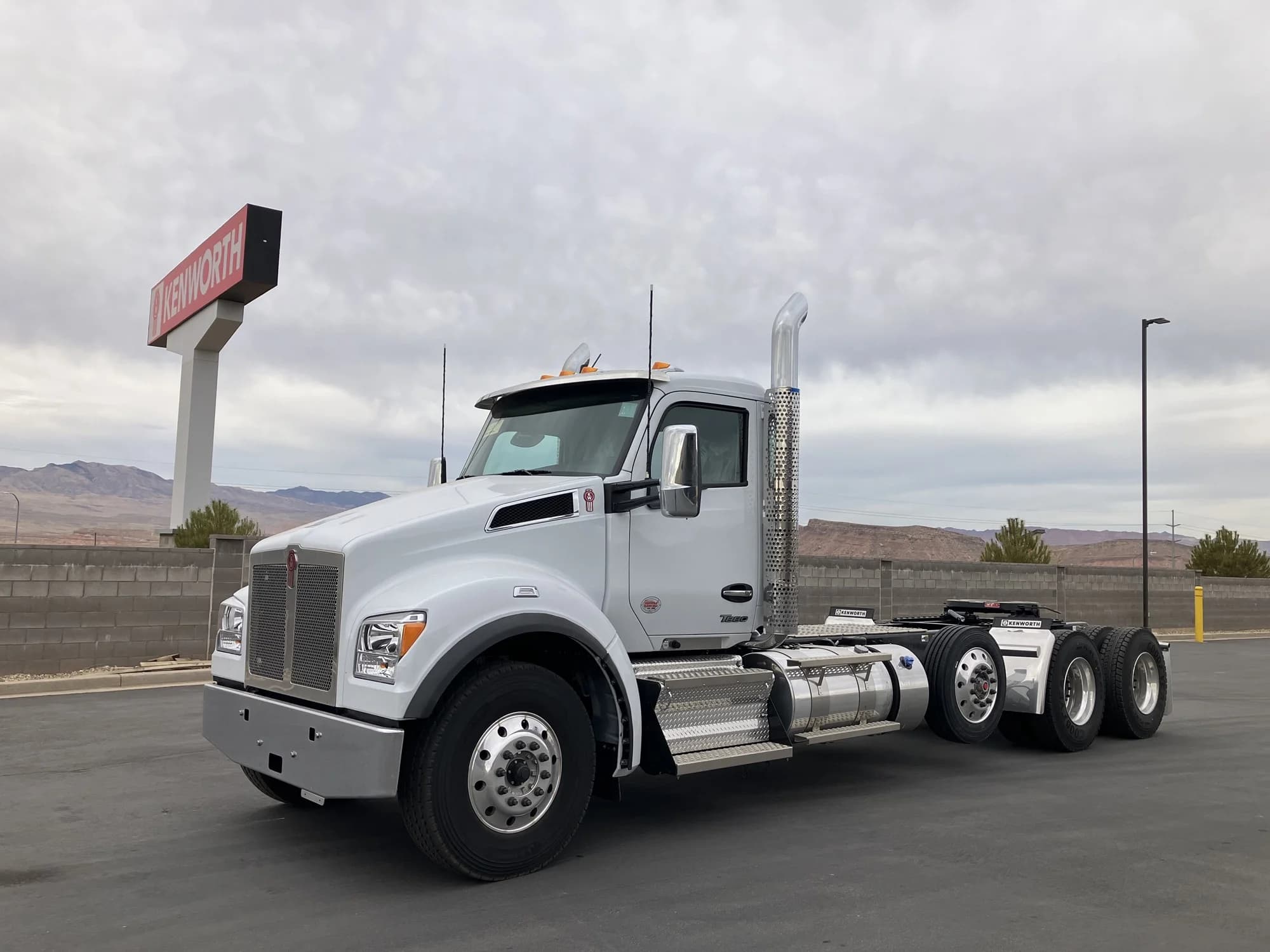 2025 Kenworth T880