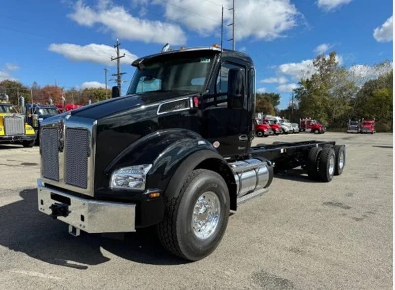 2025 Kenworth T880