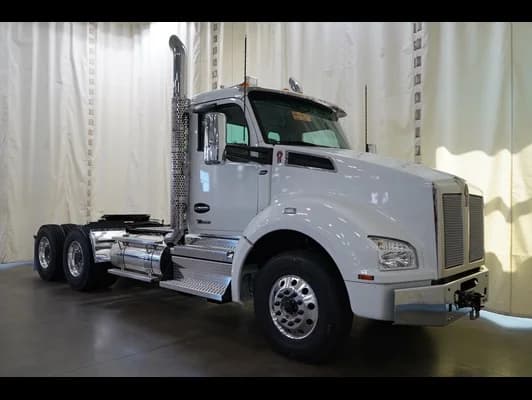 2027 Kenworth T880