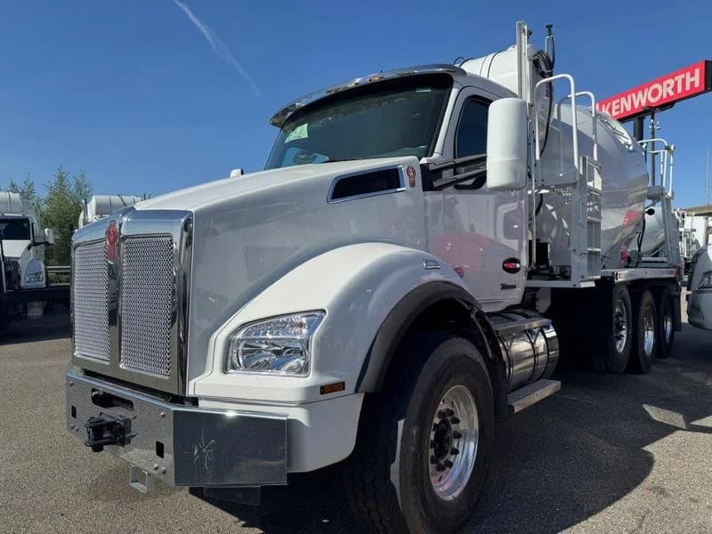 2025 Kenworth T880