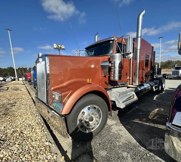 2023 Kenworth W900