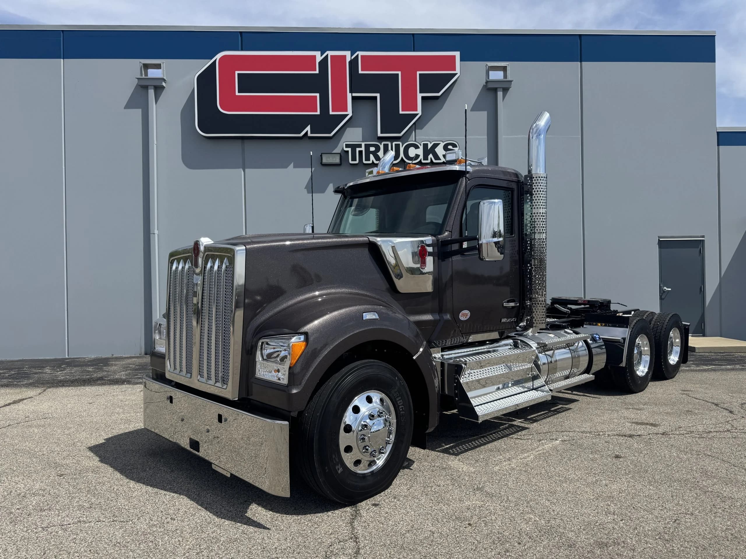 2027 Kenworth W990