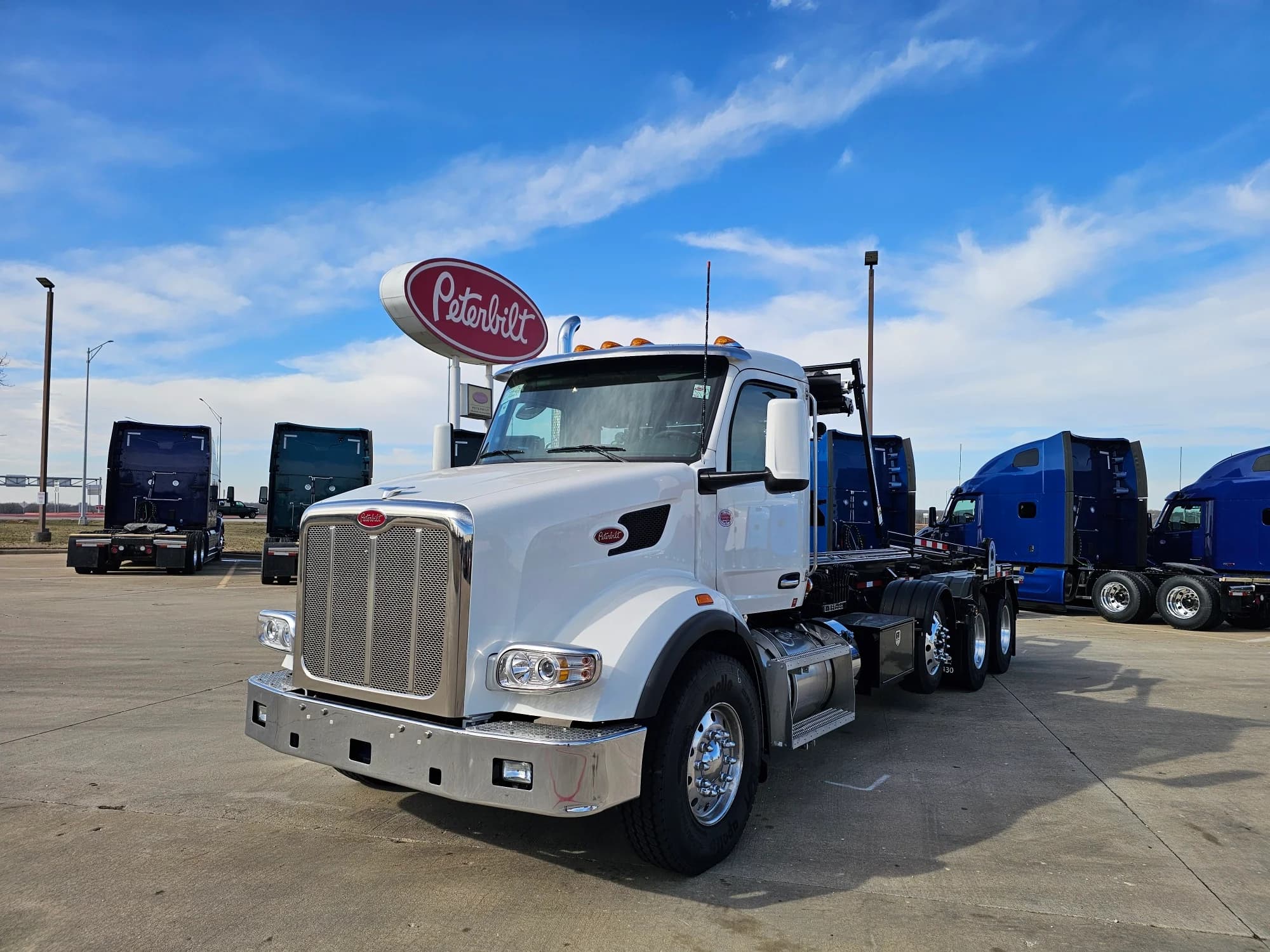 2025 PETERBILT 567
