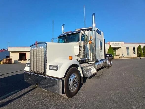 2025 Kenworth W900