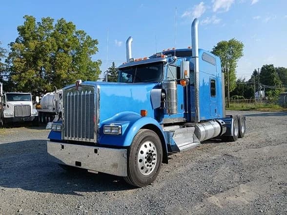 2025 Kenworth W900