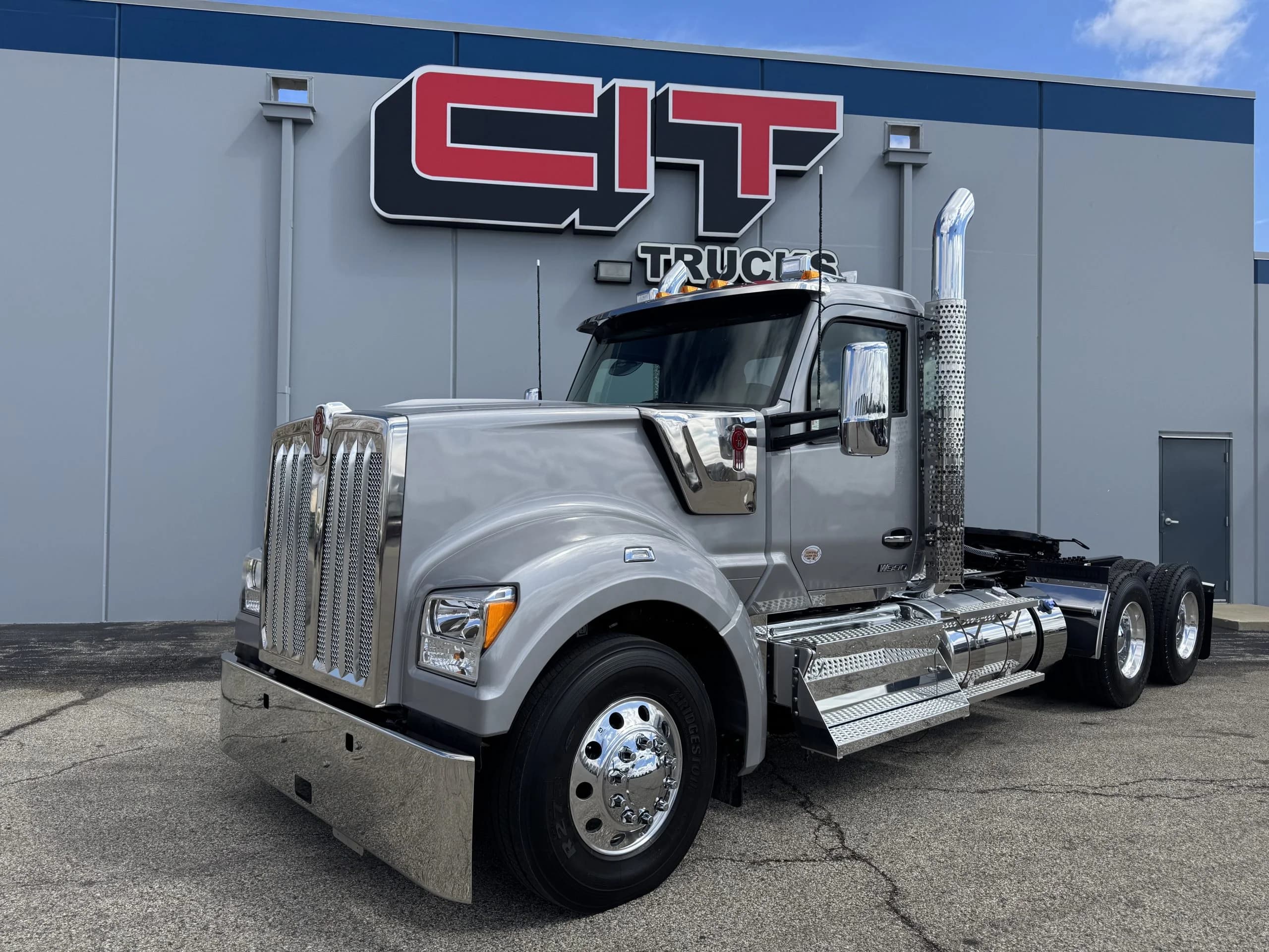 2027 Kenworth W990