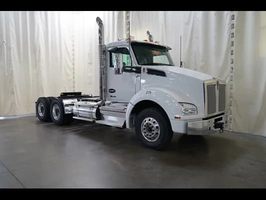 2027 Kenworth T880