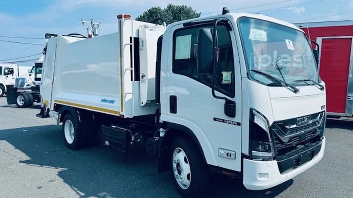 2025 Isuzu NRR