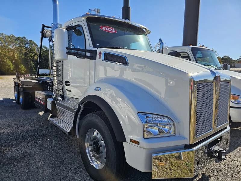 2025 Kenworth T880