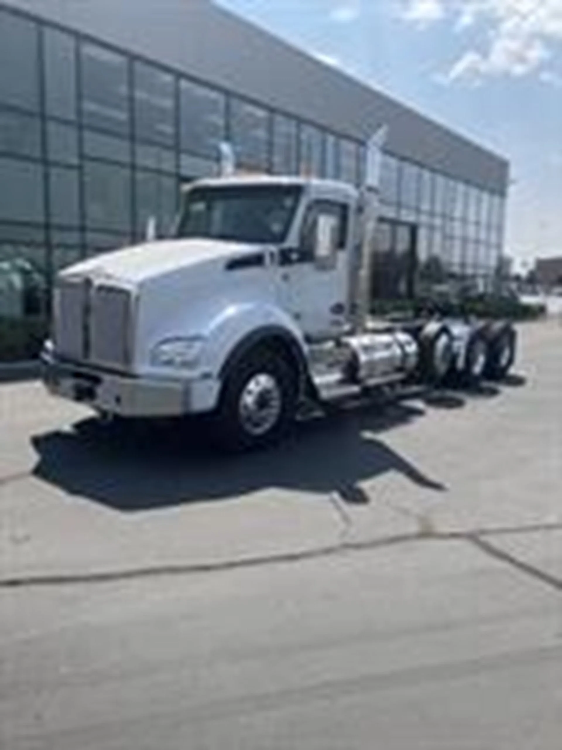 2025 Kenworth T880