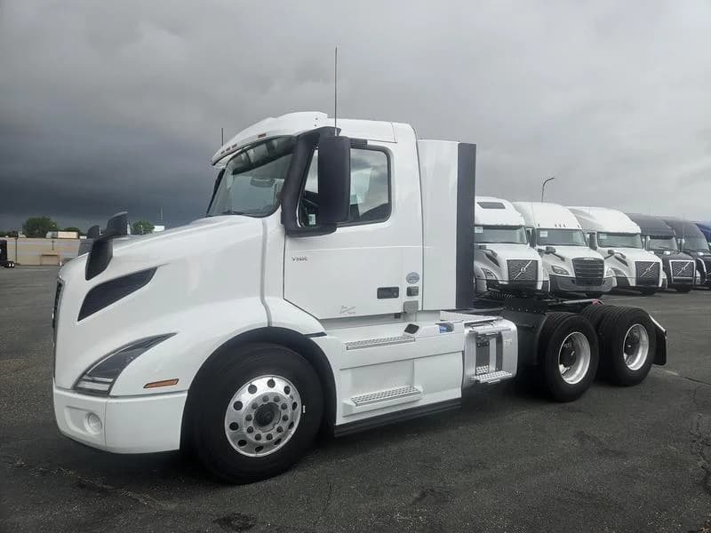 2022 Volvo VNR 640