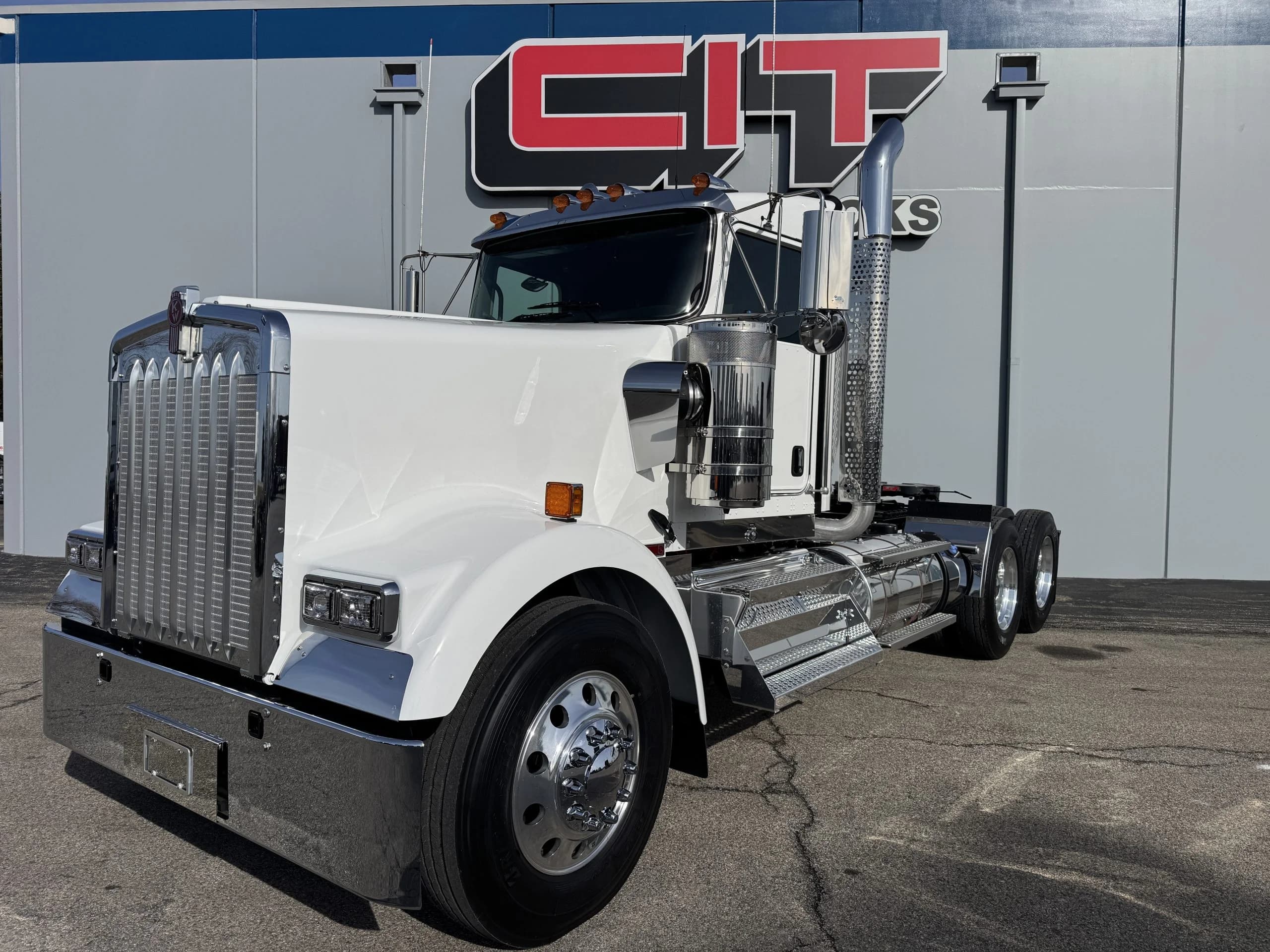 2027 Kenworth W900