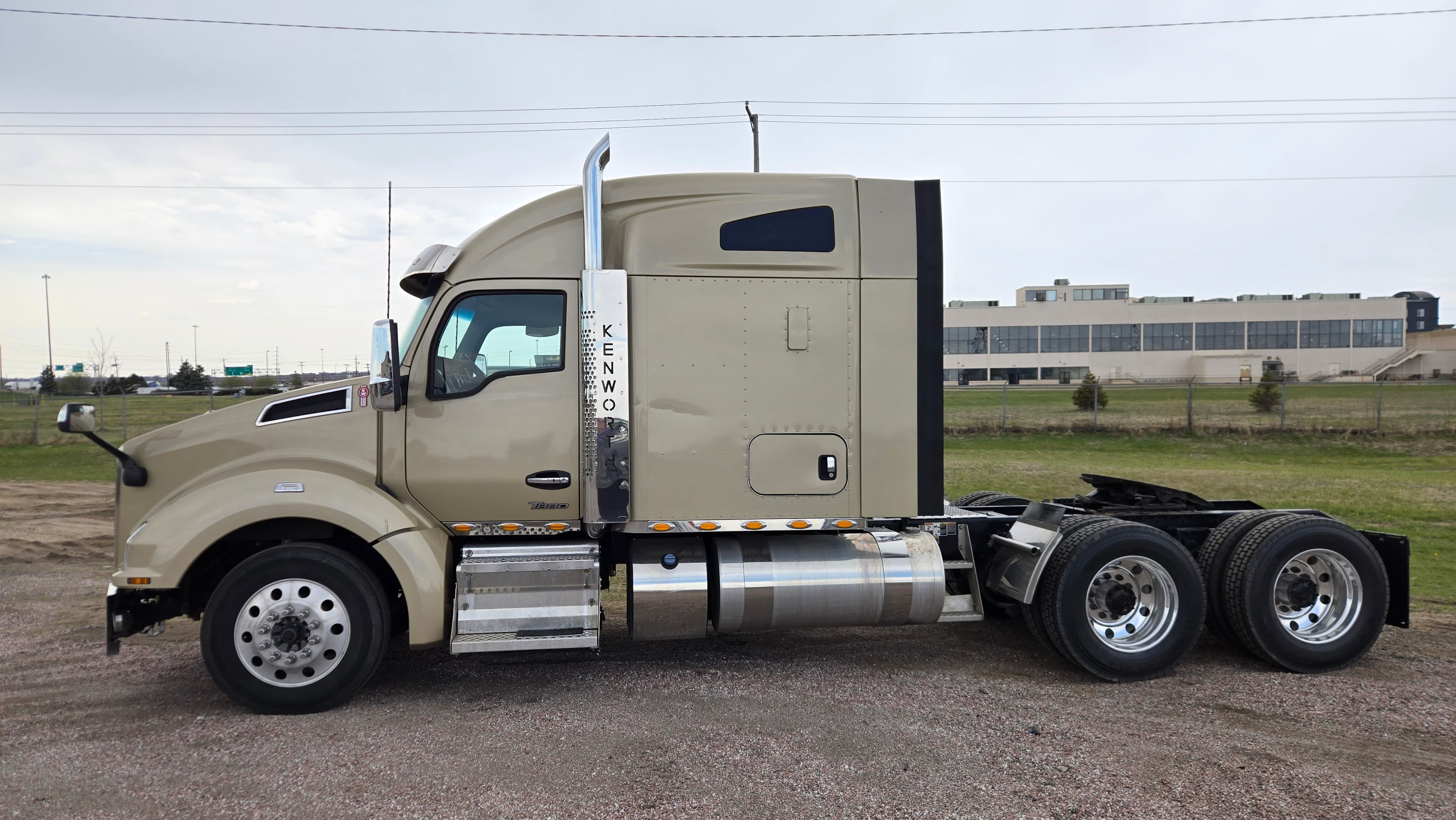 2023 Kenworth T880 in COUNCIL BLUFFS, IA — photo 2