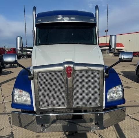 2023 Kenworth T880 in City — photo 3
