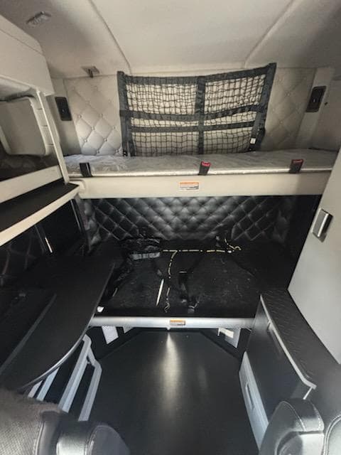 2023 Kenworth T880 in City — photo 4