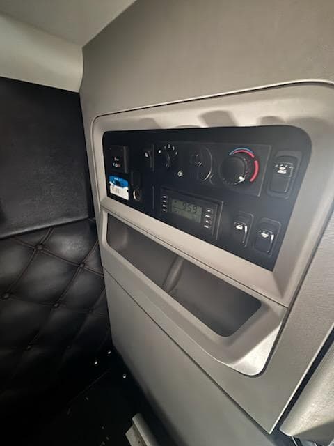 2023 Kenworth T880 in City — photo 5