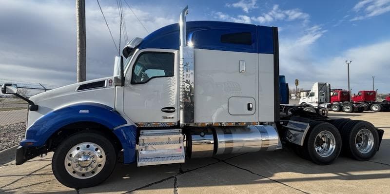 2023 Kenworth T880 in City — photo 8