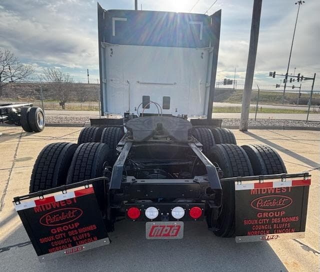 2023 Kenworth T880 in City — photo 10