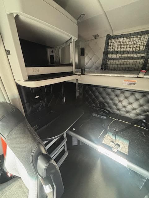 2023 Kenworth T880 in City — photo 15