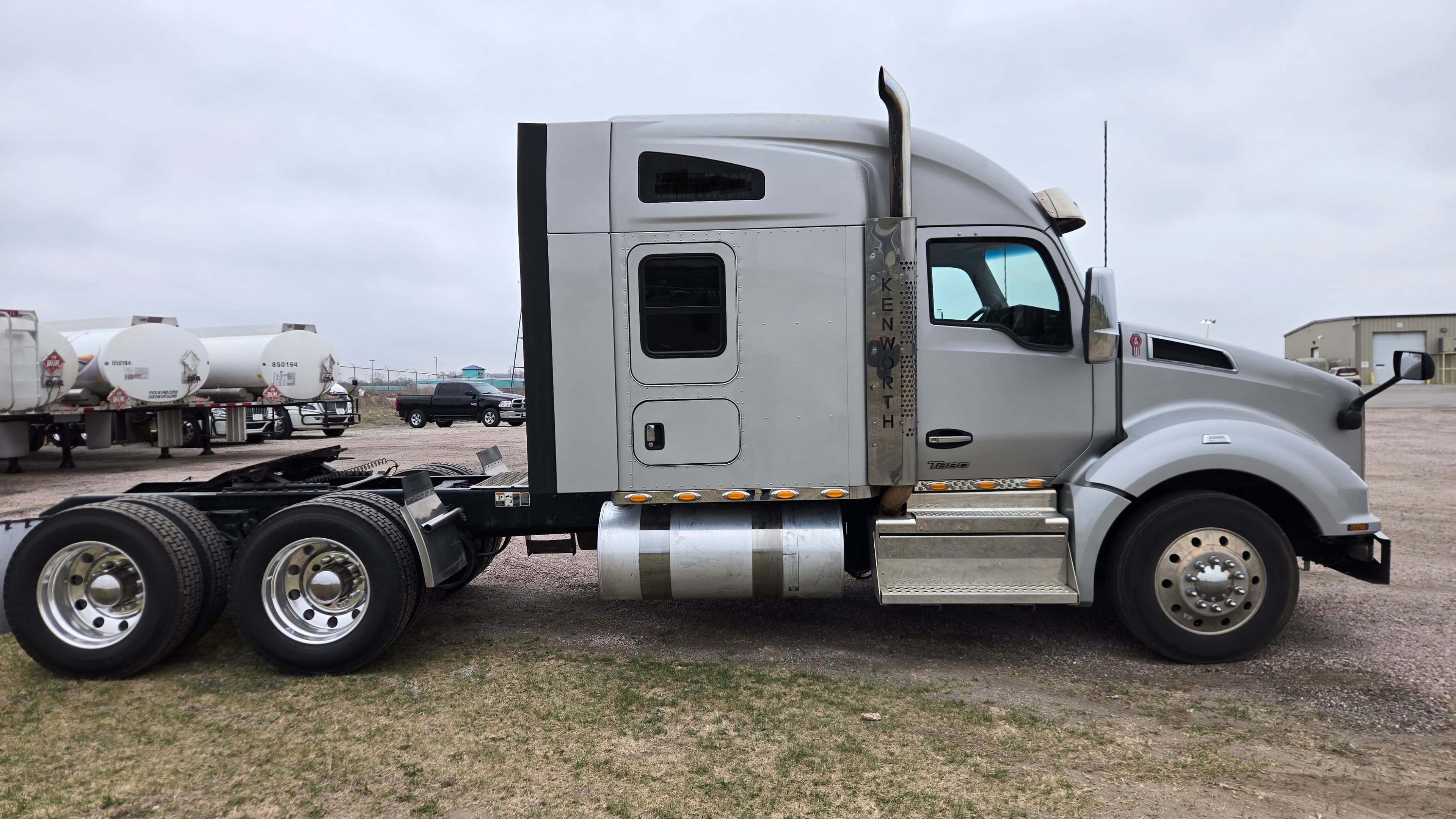 2023 Kenworth T880 in COUNCIL BLUFFS, IA — photo 2