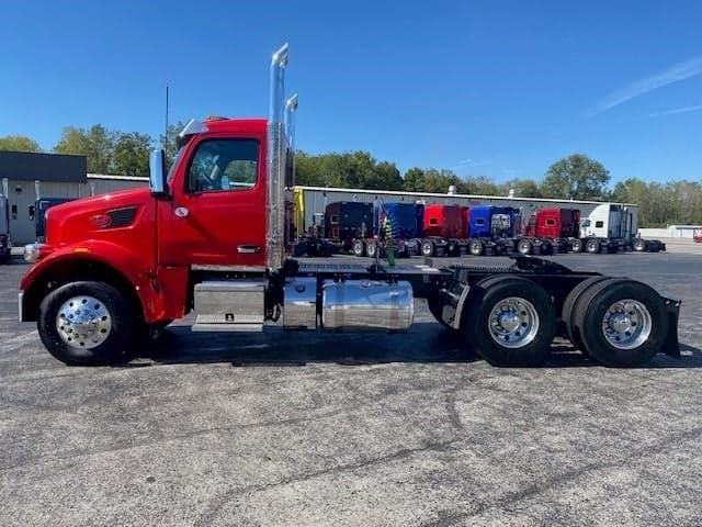 2025 Peterbilt 567 in Perrysburg, OH — photo 2