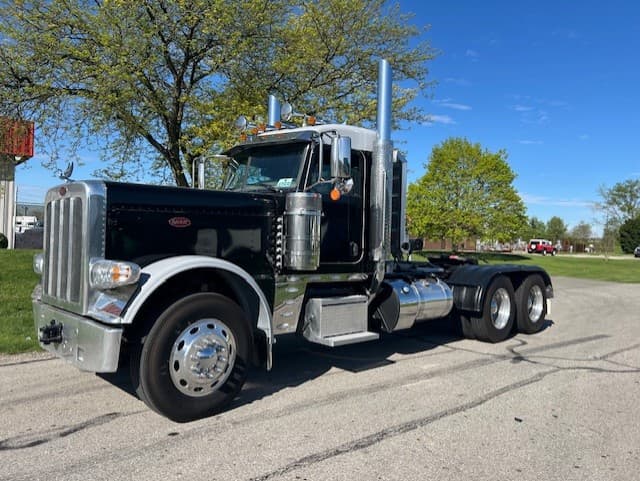 2023 Peterbilt 389
