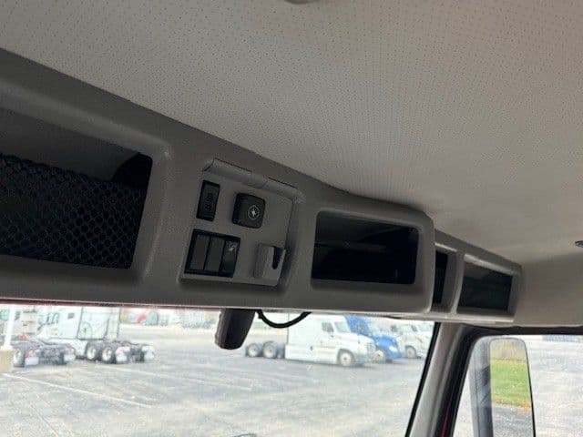 2022 Volvo VNR 640 in Indianapolis, IN — photo 13