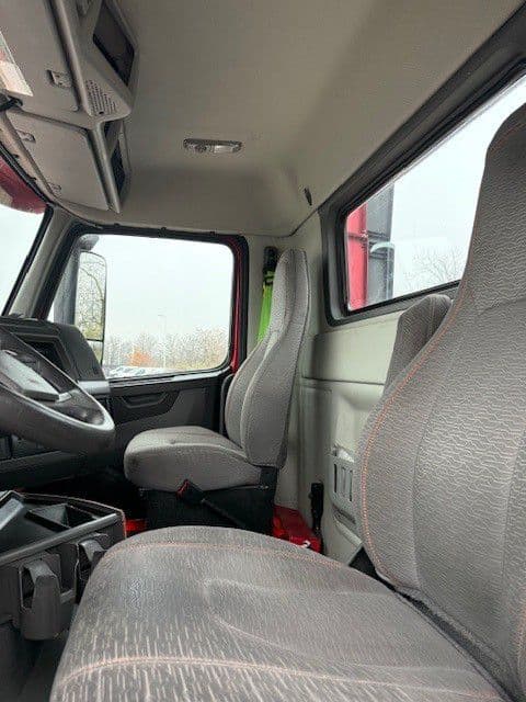 2022 Volvo VNR 640 in Indianapolis, IN — photo 11
