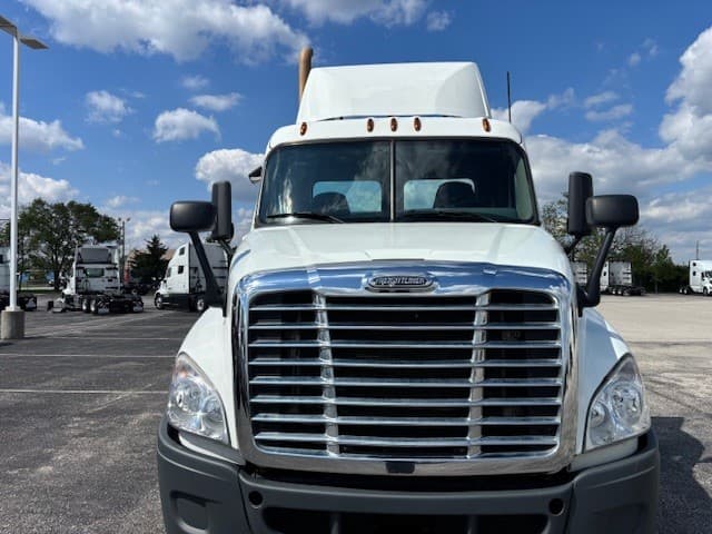 2020 Freightliner Cascadia in Indianapolis, IN — photo 2