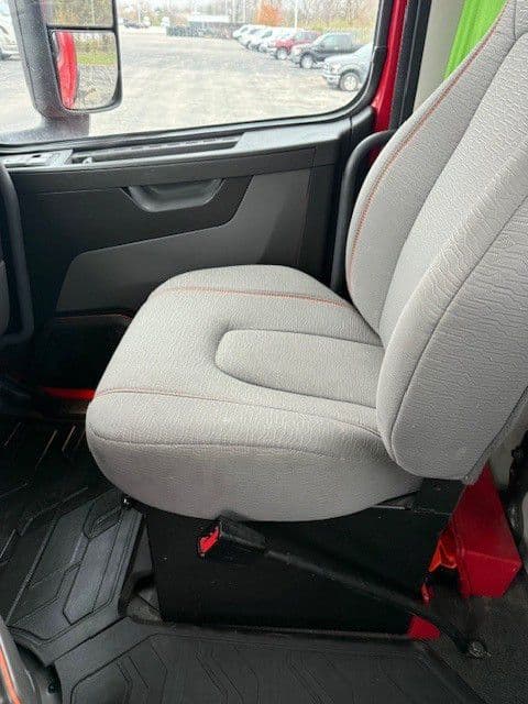 2022 Volvo VNR 640 in Indianapolis, IN — photo 12