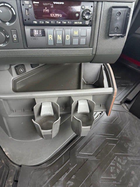 2022 Volvo VNR 640 in Indianapolis, IN — photo 10