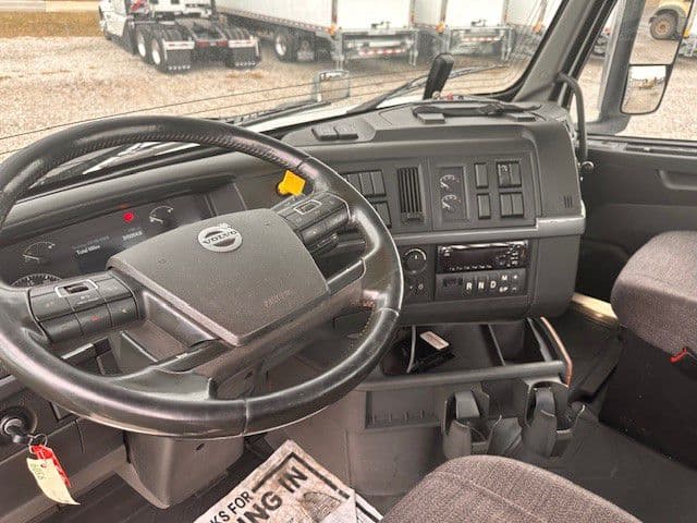 2018 Volvo VNR 640 in London, OH — photo 12