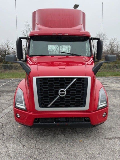 2022 Volvo VNR 640 in Indianapolis, IN — photo 2