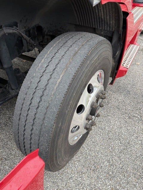 2022 Volvo VNR 640 in Indianapolis, IN — photo 15