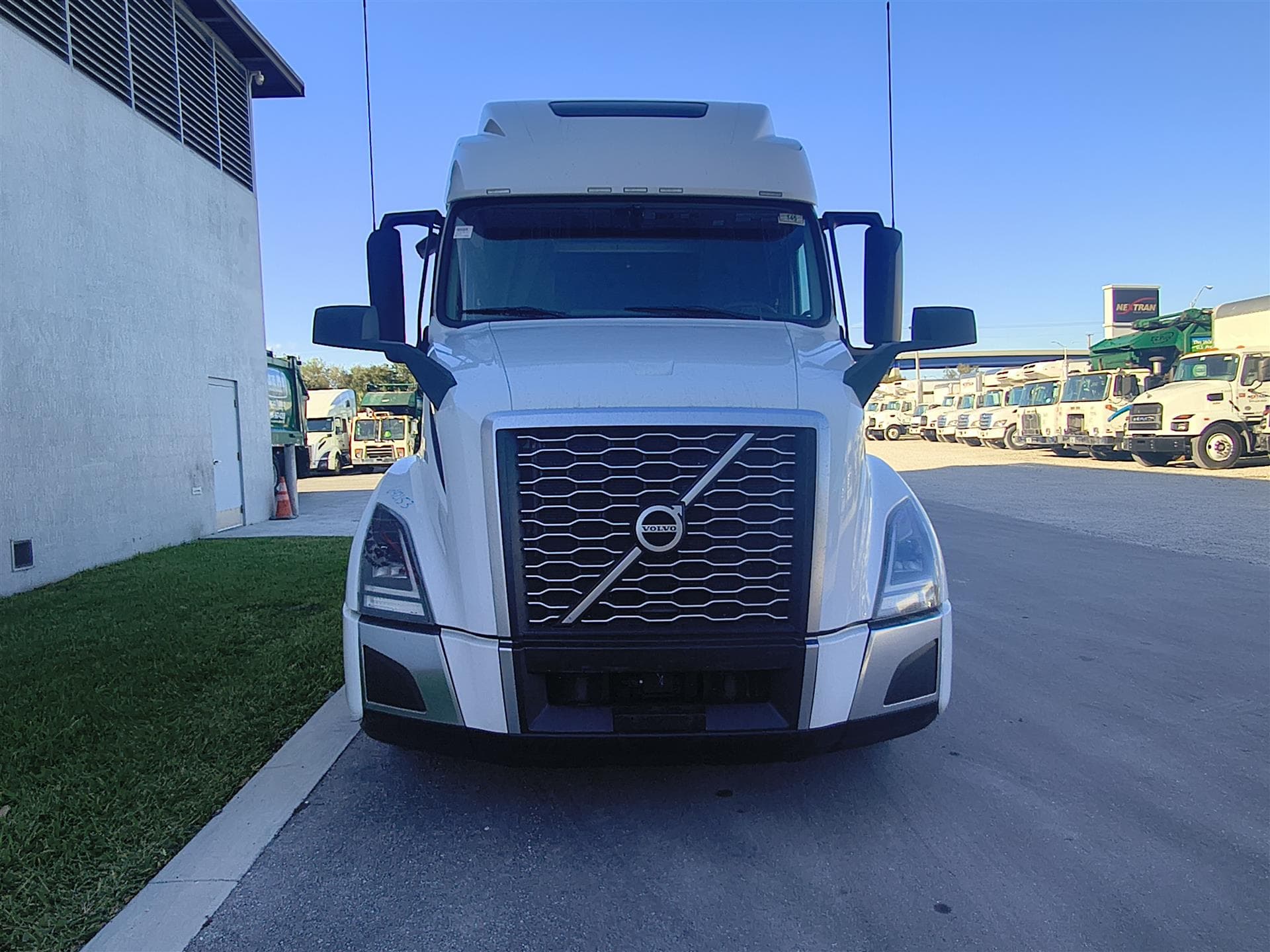 2024 Volvo VNL 860 in Fort Lauderdale, FL — photo 3