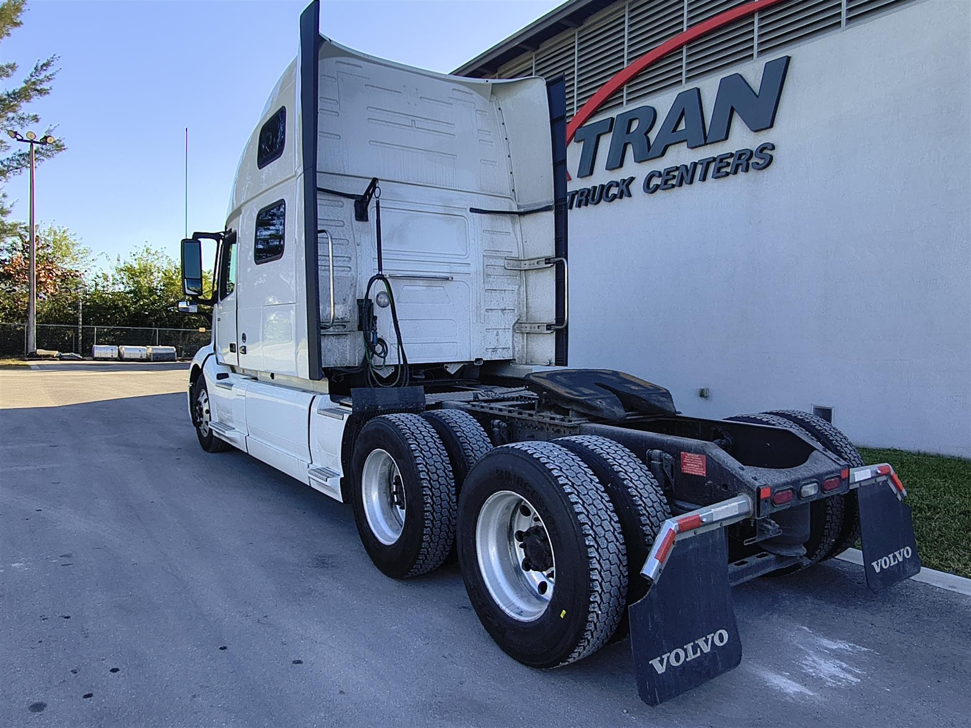 2024 Volvo VNL 860 in Fort Lauderdale, FL — photo 7