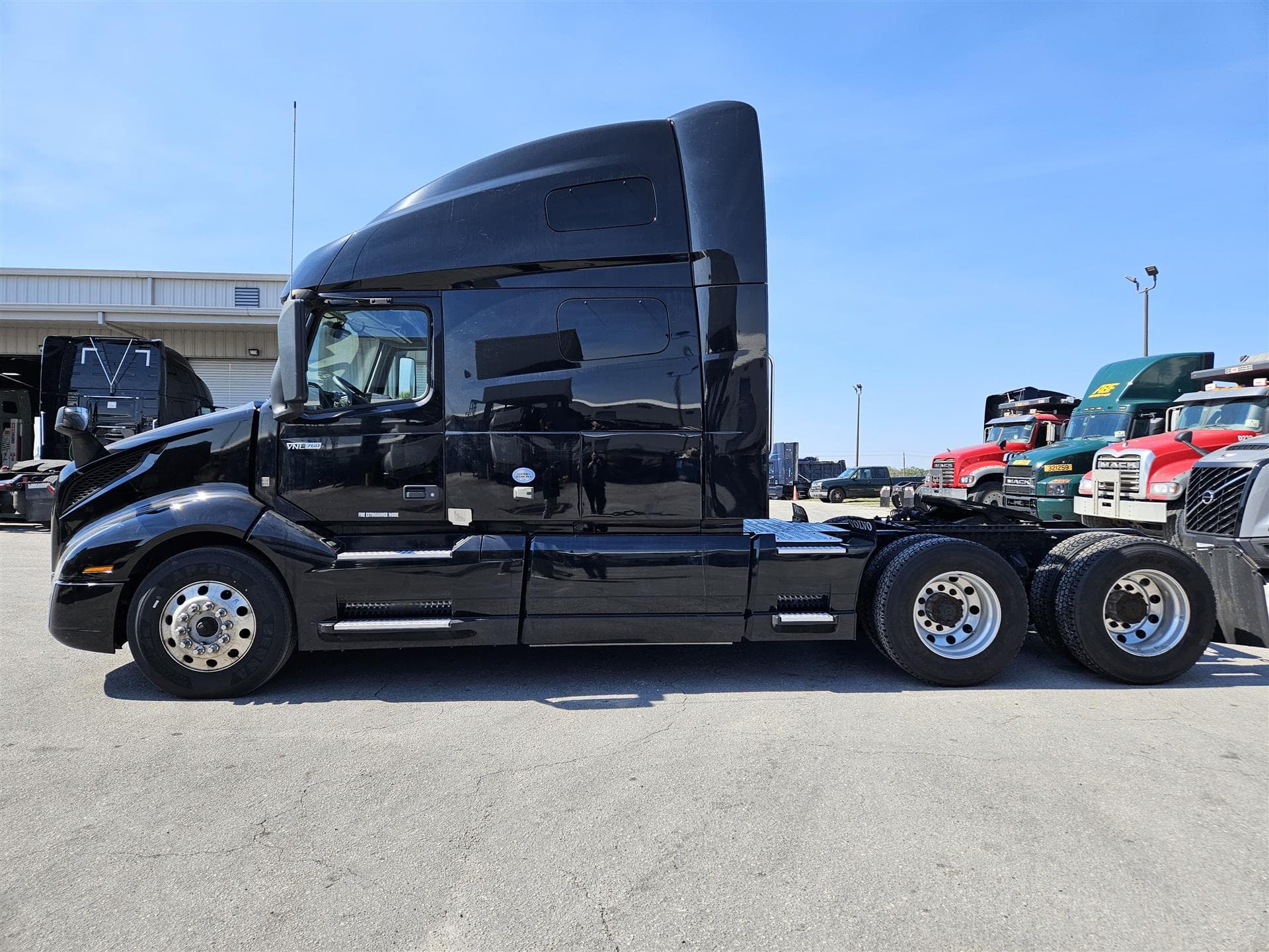 2022 Volvo VNL 760 in Winter Haven, FL — photo 2