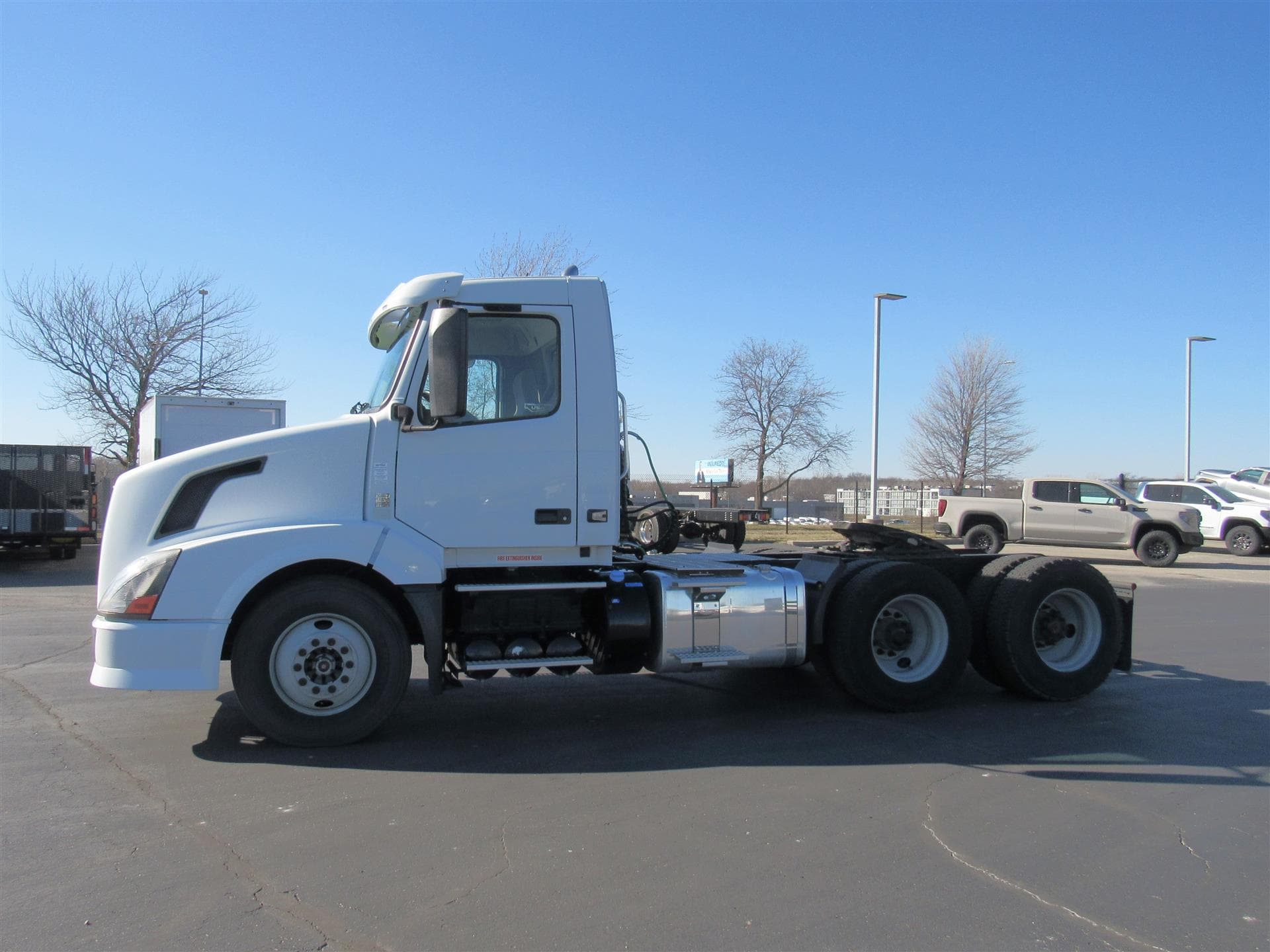 2014 Volvo VNL 300 in Kansas City, MO — photo 2