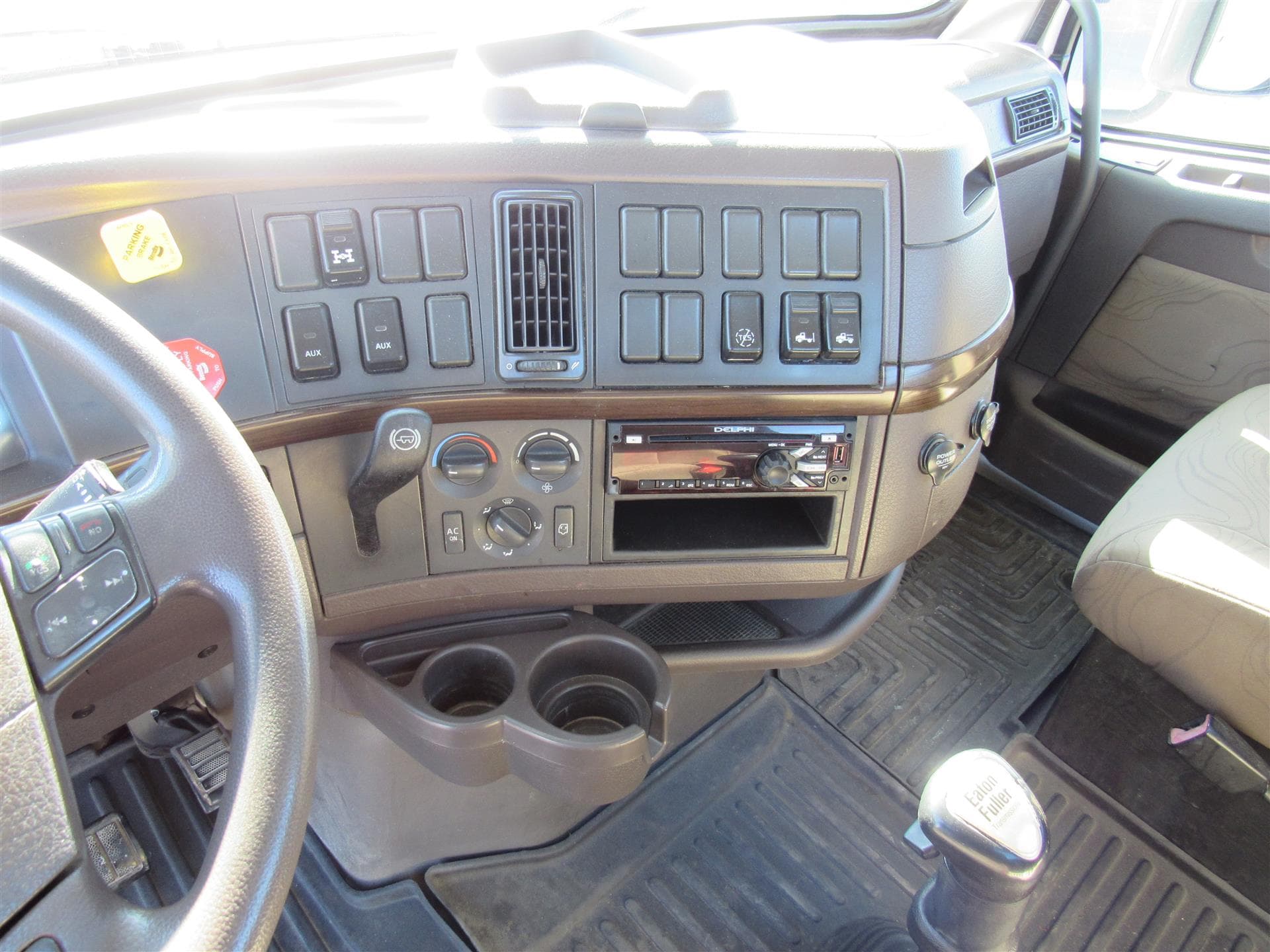 2014 Volvo VNL 300 in Kansas City, MO — photo 14