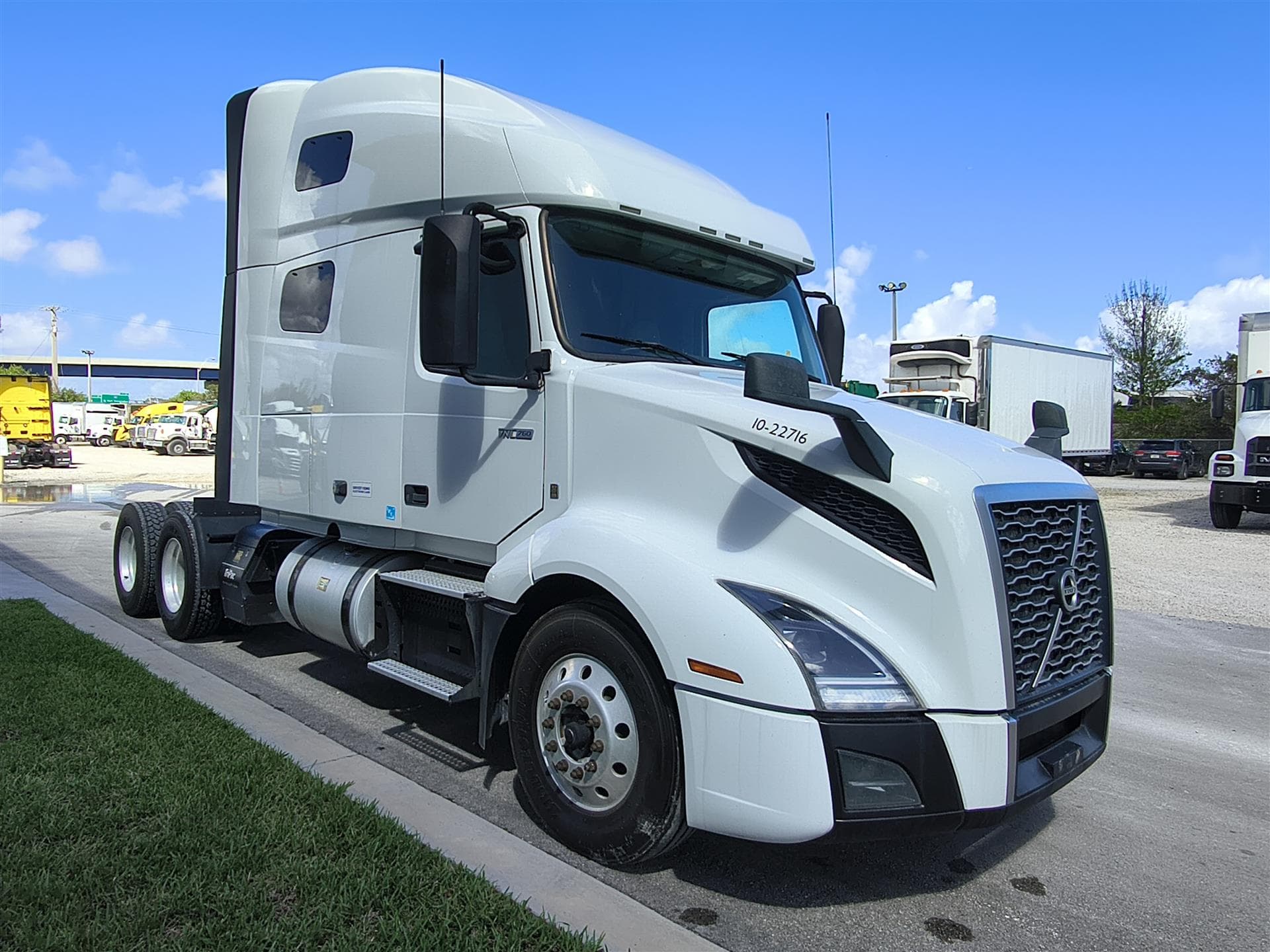 2022 Volvo VNL 760 in Fort Lauderdale, FL — photo 4