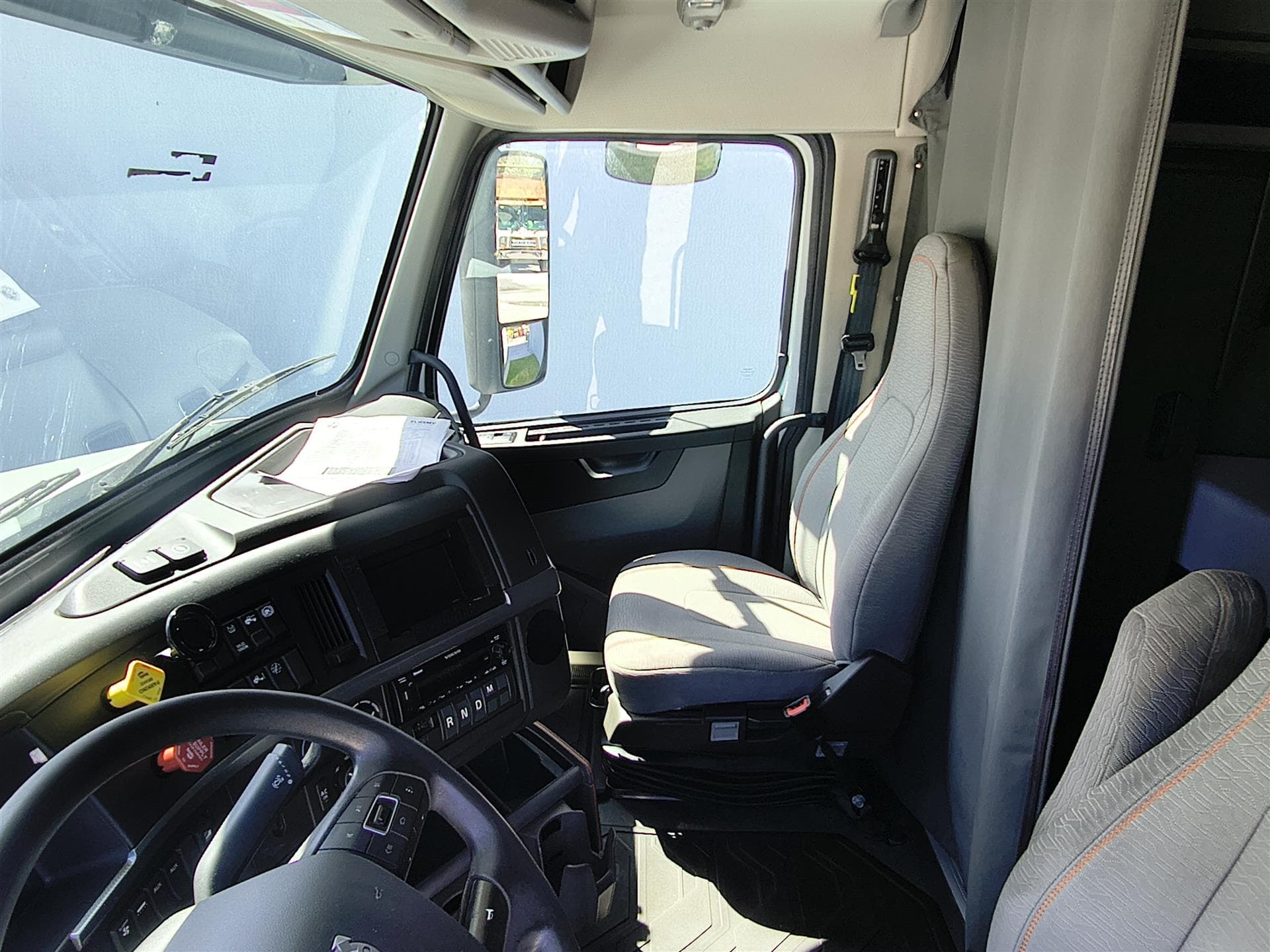2022 Volvo VNL 760 in Fort Lauderdale, FL — photo 10